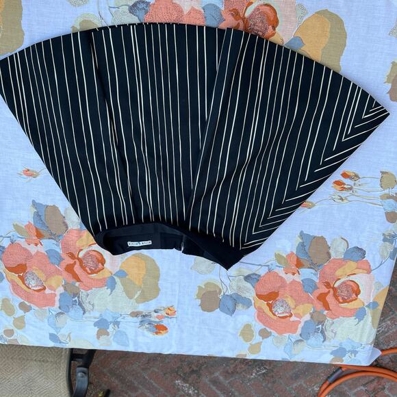 Alice & Olivia Pleated Black Flared Skirt: Small - Picture 5 of 7